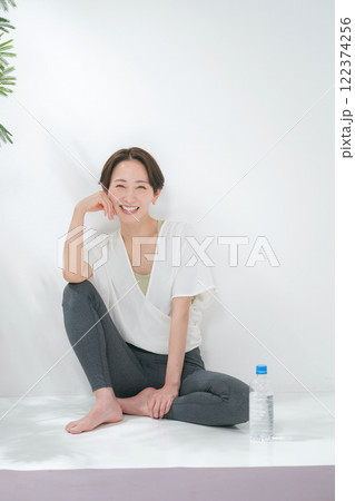 ヨガウェアをきた30代女性 ヨガウェアをきた30代女性 122374256