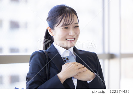 就活　スマホを見ながら喜ぶ女性 122374423
