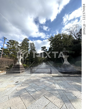 京都の冬の石畳 122374464