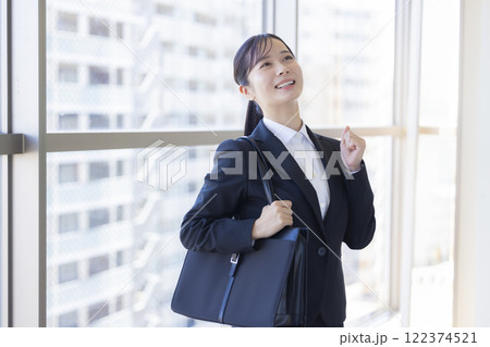 就活　スーツを着た女性のポートレート 122374521