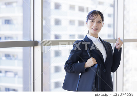 就活　スーツを着た女性のポートレート 122374559