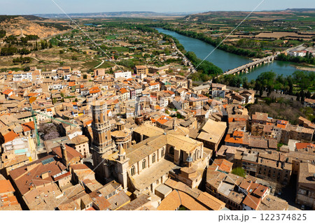 Aerial cityscape of Tudela with view of Ebro River and cathedral 122374825