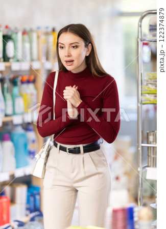 woman chooses household chemicals in a supermarket 122374879
