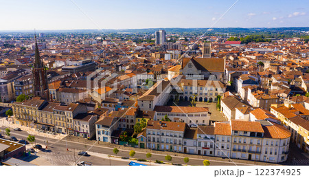 Agen with cathedral 122374925