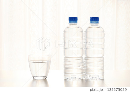 ペットボトルの水 122375029