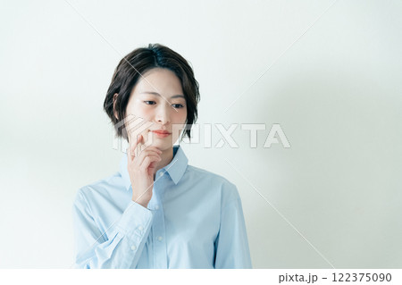 顎の周りを気にする女性 顎の周りを気にする女性 122375090