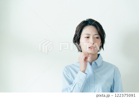 顎の周りを気にする女性 122375091
