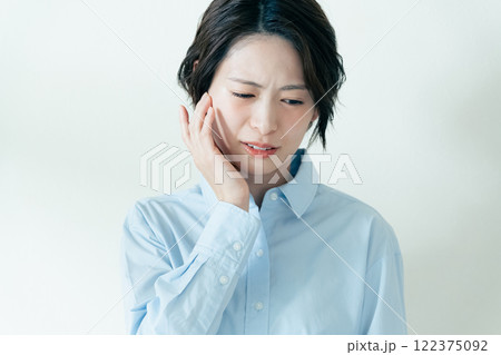 顎の周りを気にする女性 122375092