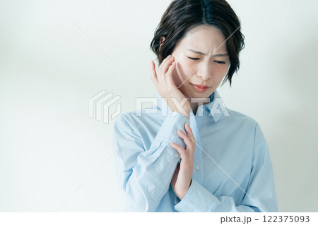 顎の周りを気にする女性 122375093