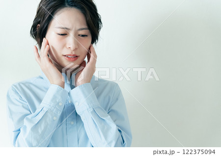 顎の周りを気にする女性 122375094