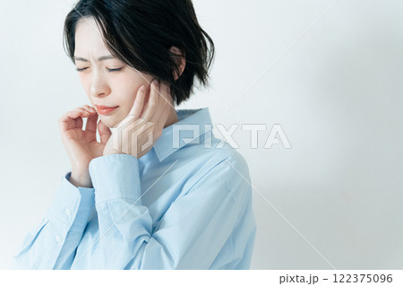 顎の周りを気にする女性 顎の周りを気にする女性 122375096
