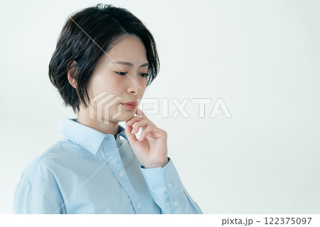 顎の周りを気にする女性 122375097