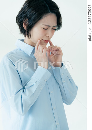 顎の周りを気にする女性 顎の周りを気にする女性 122375098