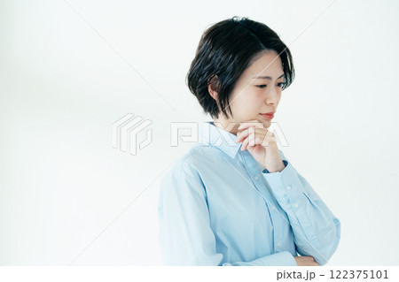 顎の周りを気にする女性 顎の周りを気にする女性 122375101