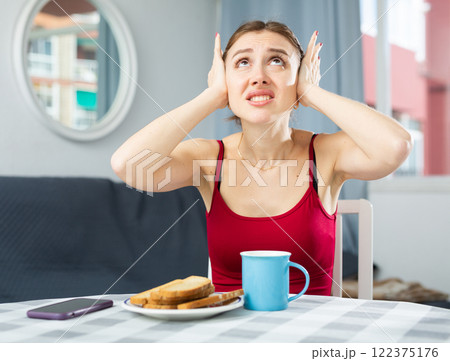Screaming displeased young woman splashing out emotions Screaming displeased young woman splashing out emotions 122375176
