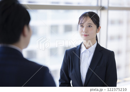 就活 面接を受ける女性 就活 面接を受ける女性 122375210