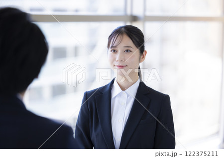 就活　面接を受ける女性 122375211