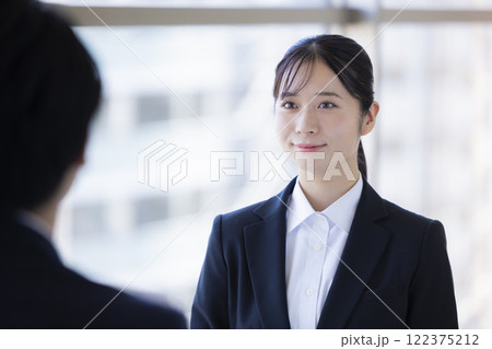 就活　面接を受ける女性 122375212