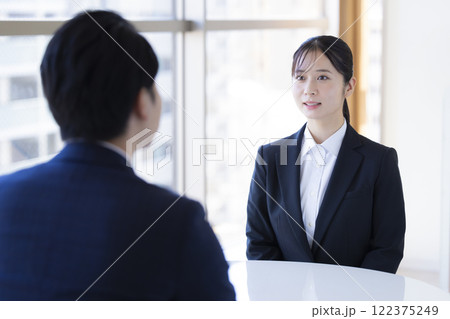 就活　面接を受ける女性 122375249