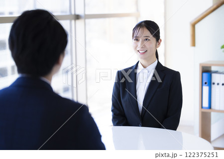 就活　面接を受ける女性 122375251