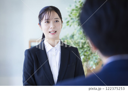 就活　面接を受ける女性 122375253