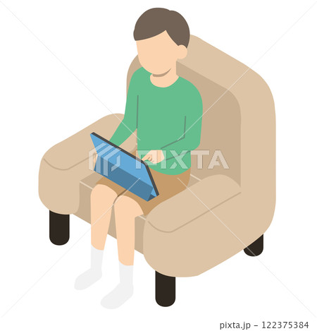 ソファーに座ってタブレットを操作する男の子 122375384