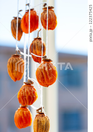 天日干しをする干し柿　柿　渋柿 122375425