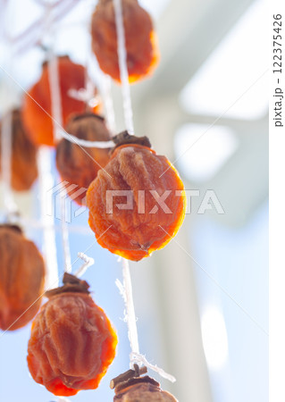 天日干しをする干し柿　柿　渋柿 122375426