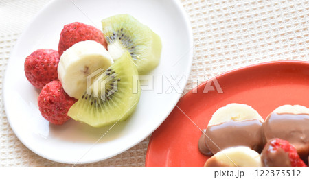 健康におおいに役立つカカオポリフェノールをヘルシーなフルーツにかけておいしいチョコレートフォンデユ 122375512