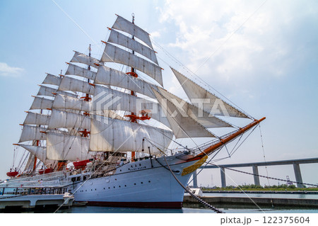 (とやまビューポイント)　初夏の海王丸パーク 総帆展帆 5月 122375604