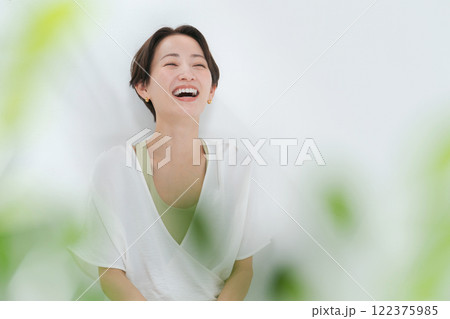 ヨガウェアをきた30代女性 ヨガウェアをきた30代女性 122375985