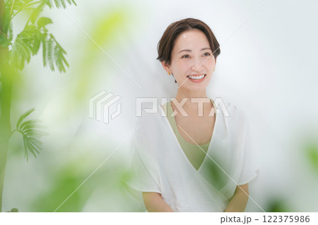 ヨガウェアをきた30代女性 122375986