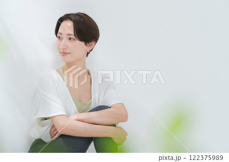 ヨガウェアをきた30代女性 122375989