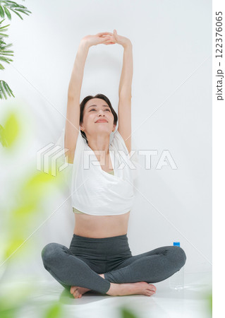 ヨガウェアをきた30代女性 122376065