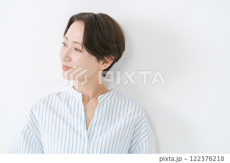 シャツを着た30代女性 シャツを着た30代女性 122376218
