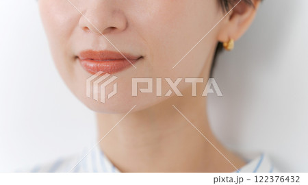 シャツを着た30代女性のアップショット シャツを着た30代女性のアップショット 122376432