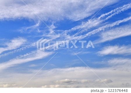 日本の横浜都市景観 飛行機雲が空に描く風景…航空需要続く、新時代に希望の光＝令和7年1月27日 122376448