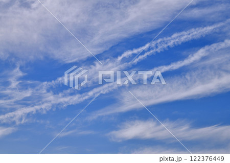 日本の横浜都市景観 飛行機雲が空に描く風景…航空需要続く、新時代に希望の光=令和7年1月27日 日本の横浜都市景観 飛行機雲が空に描く風景…航空需要続く、新時代に希望の光=令和7年1月27日 122376449