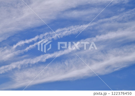 日本の横浜都市景観 飛行機雲が空に描く風景…航空需要続く、新時代に希望の光=令和7年1月27日 日本の横浜都市景観 飛行機雲が空に描く風景…航空需要続く、新時代に希望の光=令和7年1月27日 122376450