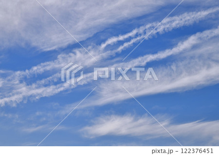 日本の横浜都市景観 飛行機雲が空に描く風景…航空需要続く、新時代に希望の光＝令和7年1月27日 122376451