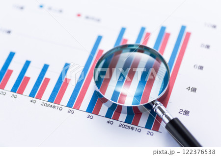 会社の業績グラフとルーペ 会社の業績グラフとルーペ 122376538