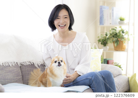 ペット　犬とくつろぐミドル女性 122376609