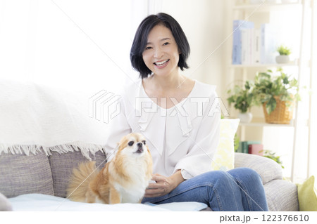 ペット　犬とくつろぐミドル女性 122376610