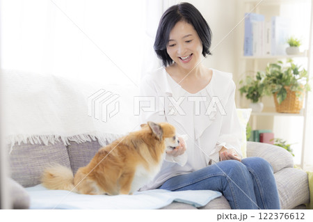 ペット 犬とくつろぐミドル女性 ペット 犬とくつろぐミドル女性 122376612