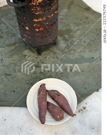 雪の中で焼き芋 122376749