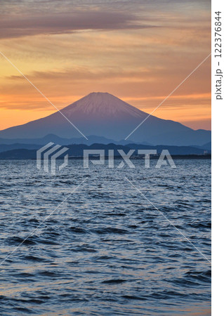江ノ島　片瀬西浜海水浴場の夕景と富士山（神奈川県藤沢市） 122376844