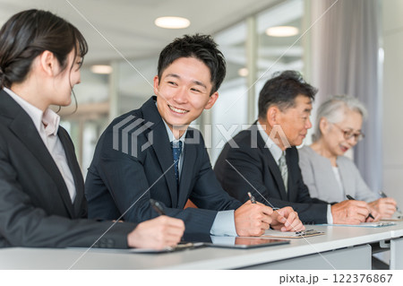 スーツ姿の若いビジネスマンと高齢者・シニアのビジネスマン(セミナー・講習会・家族セミナー) スーツ姿の若いビジネスマンと高齢者・シニアのビジネスマン(セミナー・講習会・家族セミナー) 122376867