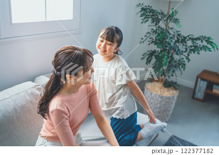 9歳の娘とママ 122377182