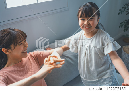 9歳の娘とママ 122377185