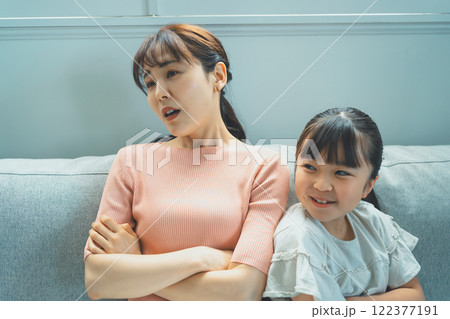 9歳の娘にイライラするママ 9歳の娘にイライラするママ 122377191
